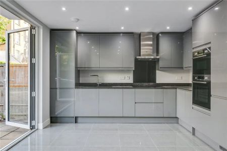 4 bedroom house in Swiss Cottage - Photo 2