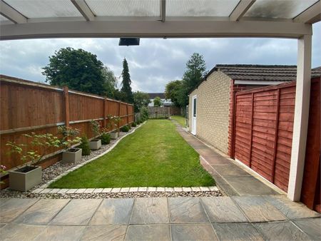 3 bed semi-detached house to rent in Hillary Road, Langley, SL3 - Photo 2