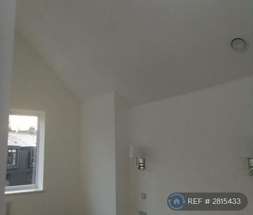 1 bedroom penthouse to rent - Photo 3