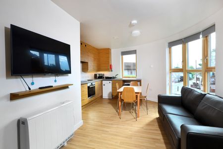 5 Bed Flat, Mulberry Court, SO14 - Photo 2