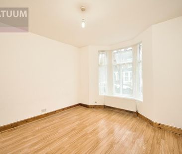 3 bedroom flat to rent - Photo 4