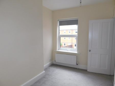 2 bedroom mid terrace to let - Photo 4