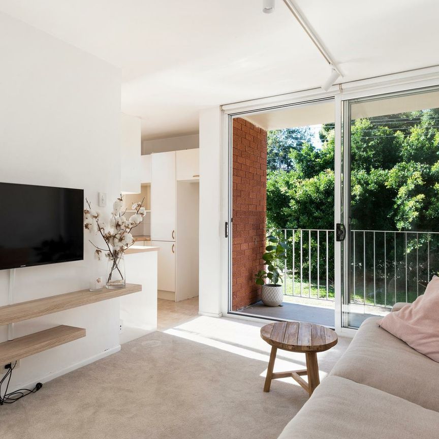 1 bedroom apartment at rear of block with lock up garage - Photo 1