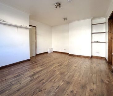 Courtenay Road, Woking - 2 bedrooms Property for lettings - Seymours - Photo 2