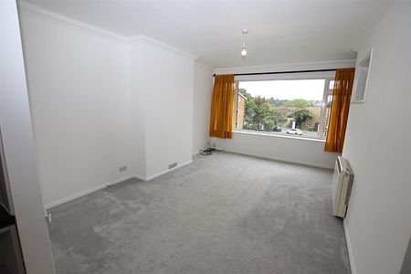 2 bedroom Maisonette to let - Photo 4