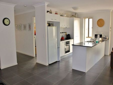 Modern 4 Bedroom Family Home Close to Coomera Rivers School - Photo 5