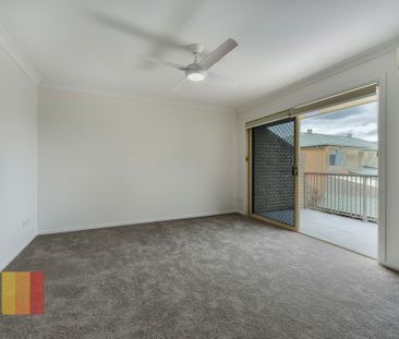 NEWLY RENOVATED 2 BEDROOM TOWNHOUSE - AIR CONDITIONED - Photo 2