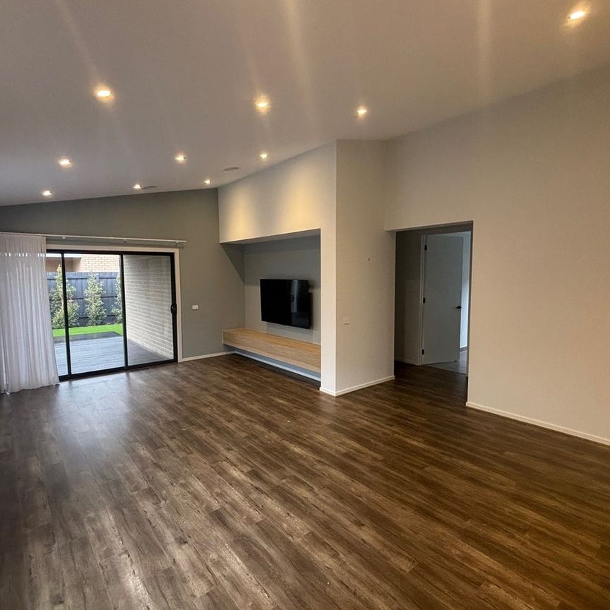 LUSH EX-DISPLAY HOME, 2 LIVING, CENTRAL COOLING - Photo 1