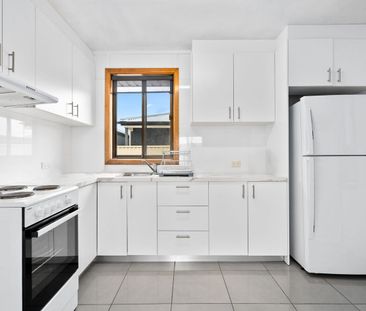 Modern & Low-Maintenance 3 Bedroom Home in Prime Fairfield Location - Photo 4