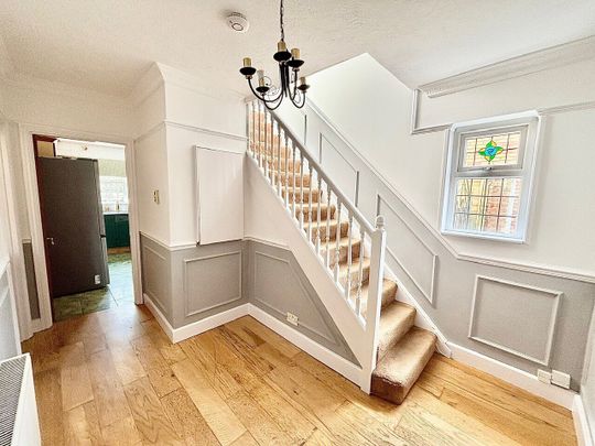 Parkmead, Debden, IG10, Loughton - Photo 1