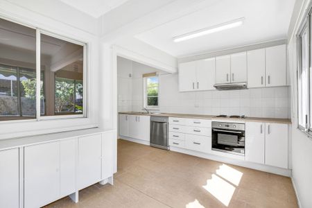 Charming 3-Bedroom Home in Baulkham Hills - Photo 4