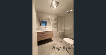 Warehouse Apartment with Rooftop Views - Photo 4