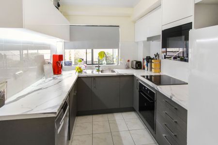 Spacious 3-Bedroom Townhouse - Photo 4