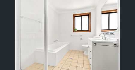 MODERN AND COMFORTABLE LIVING IN A WELL-DESIGNED BLACKBUTT DUPLEX - Photo 4