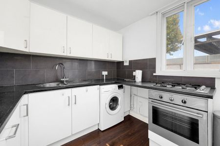 3 bedroom flat to rent - Photo 5