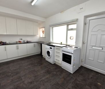 2 bedroom Flat in Otley Road, Leeds - Photo 2