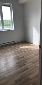 Superbe logement 4 1/2 à St-Nicolas, 1ier étage, climatisé, 2 STATIONNEMENTS EXTÉRIEURS INCLUS, LIBRE LE 1ier décembre 2025. - Photo 4
