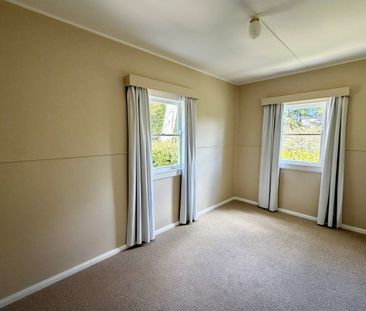 Beautifully Refreshed Character Home in Prime South Katoomba Location! - Photo 2