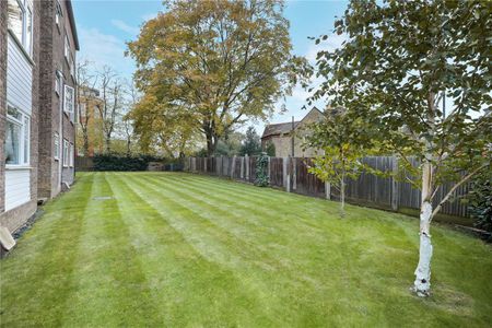 Spacious two bedroom flat, located close to East Putney station. - Photo 3