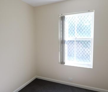 "Moverley Green", spacious family home with double garage - Photo 6