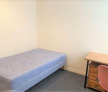 3 bedroom flat to rent - Photo 4