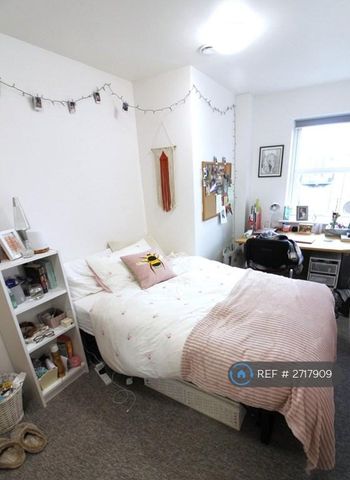 3 bedroom flat to rent - Photo 4