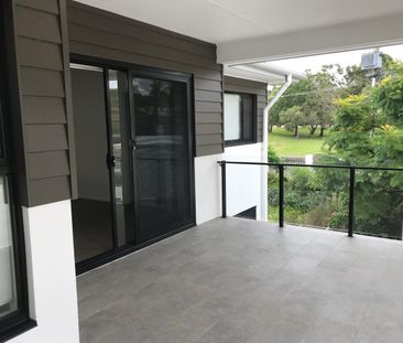 Modern 3 bed 2 bath unit with 2 carpaces and storage cage - Photo 6