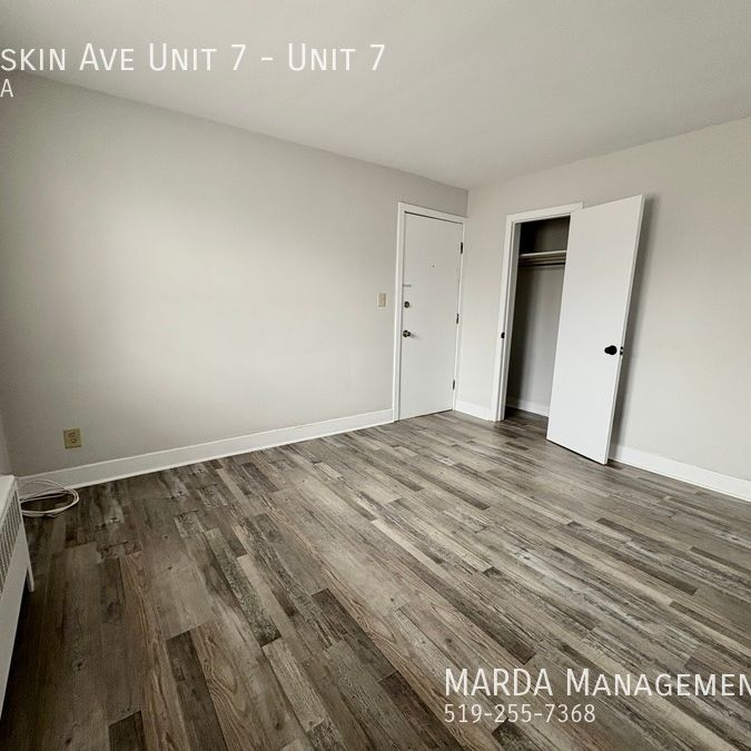 NEWLY RENOVATED 1-BEDROOM/1BATH APARTMENT + HYDRO - Photo 1