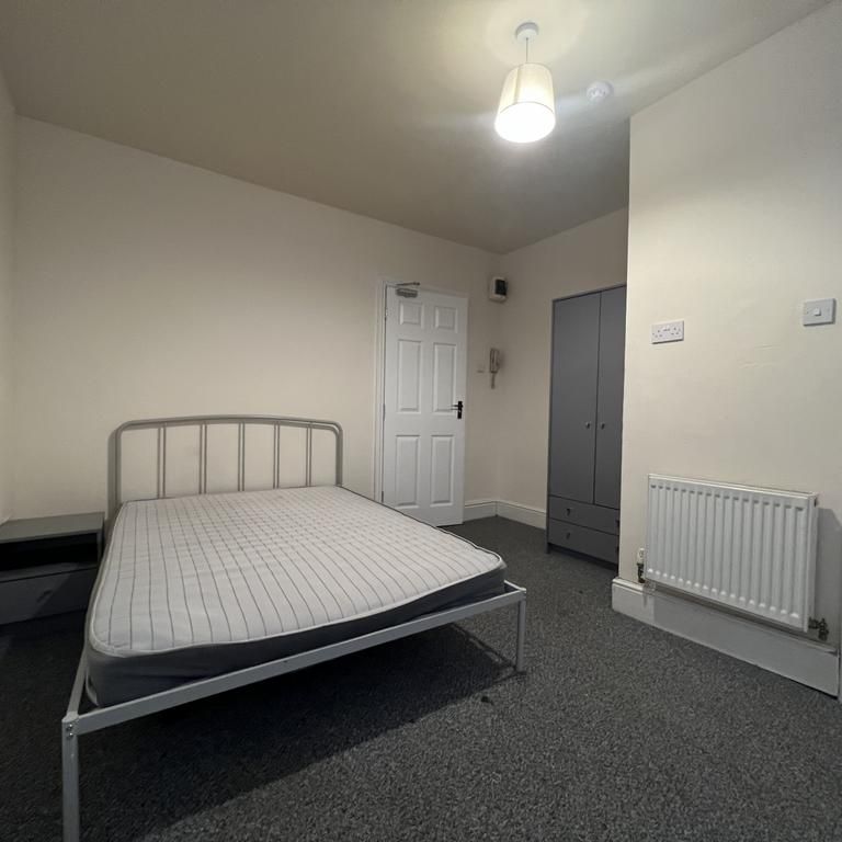 1 bedroom in a house share to rent - Photo 1