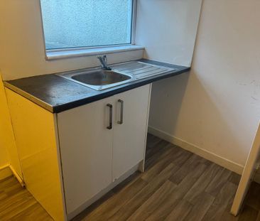 2 bedroom end of terrace house to rent - Photo 2