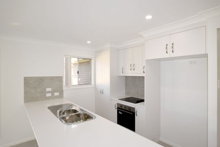 BREAK LEASE ::MODERN FOUR BEDROOM HOME IN NEW AUCKLAND - Photo 3