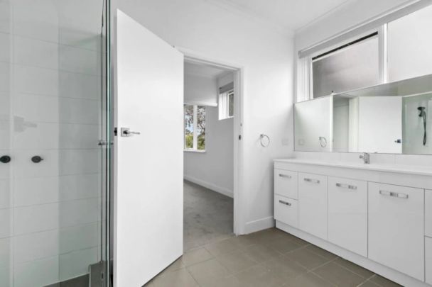 Elegant Living in the Heart of Toorak - Style, Space & Unmatched Location - Photo 1
