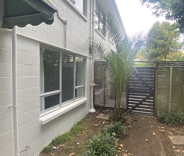 Very Tidy Great location - Photo 3