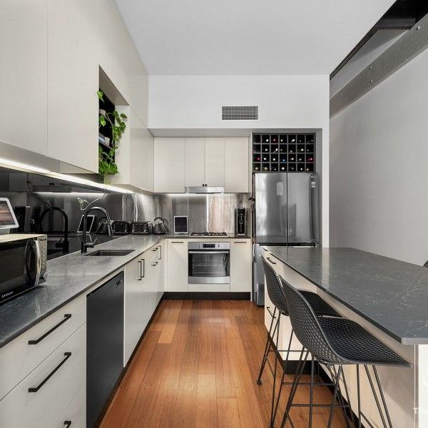 Break lease opportunity to secure a spacious woolstore apartment to enjoy a discerning lifestyle - Photo 1