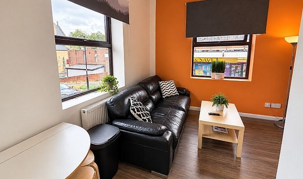 Three bedroom Apartment in a great location - Photo 1