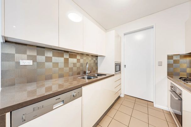 Spacious Apartment in Walking Distance to the Rail - Photo 1