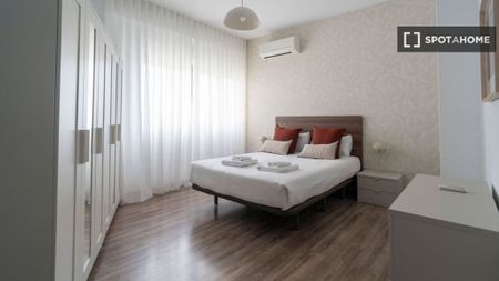 4 room luxury Flat for rent in Valencia, Spain - Photo 3