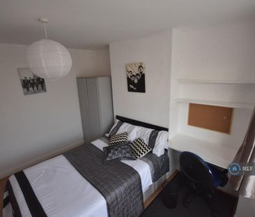 4 bedroom semi-detached house to rent - Photo 4