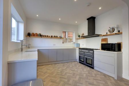 5 bedroom semi-detached house to rent - Photo 2