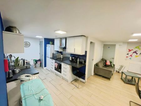 1 bedroom in a house share to rent - Photo 4