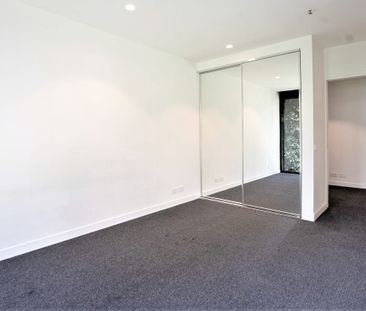 STYLISH AND SERENE APARTMENT - Photo 6