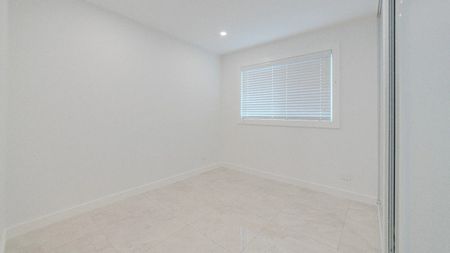 As new garden villa - walk to beach (Private access via lane way at the rear) - Photo 2