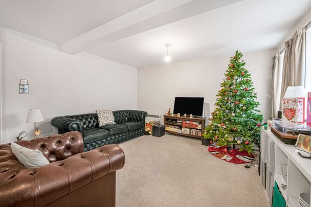 Bright one bedroom ground floor flat with off-street parking in Kew - Photo 1