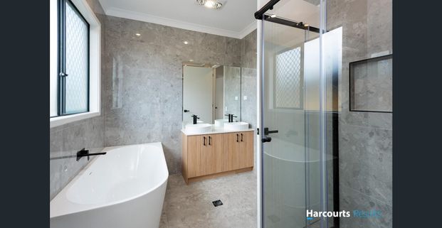 Luxury living Brand NEW ** Ducted Air, Gas cooking, butler pantry nook floor to ceiling tiled bathroom - - Photo 1