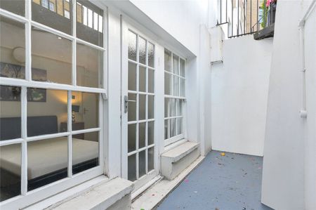 A duplex apartment in a charming townhouse in Marylebone. - Photo 5
