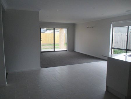 20 HOWITT AVENUE, EASTWOOD - Photo 2