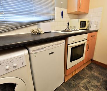 1 bedroom Flat in Cardigan Road, Leeds - Photo 2