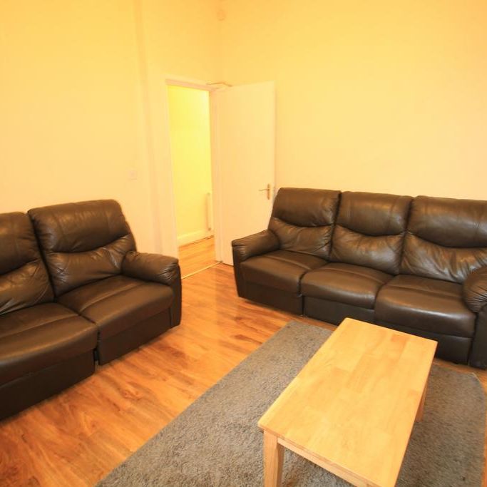 4 bedroom end of terrace house to rent - Photo 1