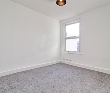 5 Bed Terraced House, Glencoe Avenue, IG2 - Photo 4