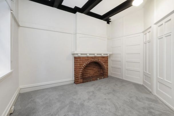 Superb Art Deco Apartment Meters From The Waters Edge - Photo 1